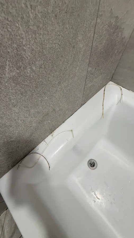 욕조와 벽면 코너 실리콘 시공 완료 사진