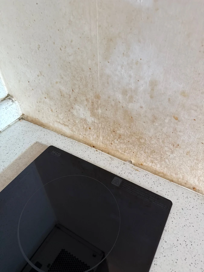 물때와 곰팡이로 오염된 욕조 코너 실리콘 시공 전 사진