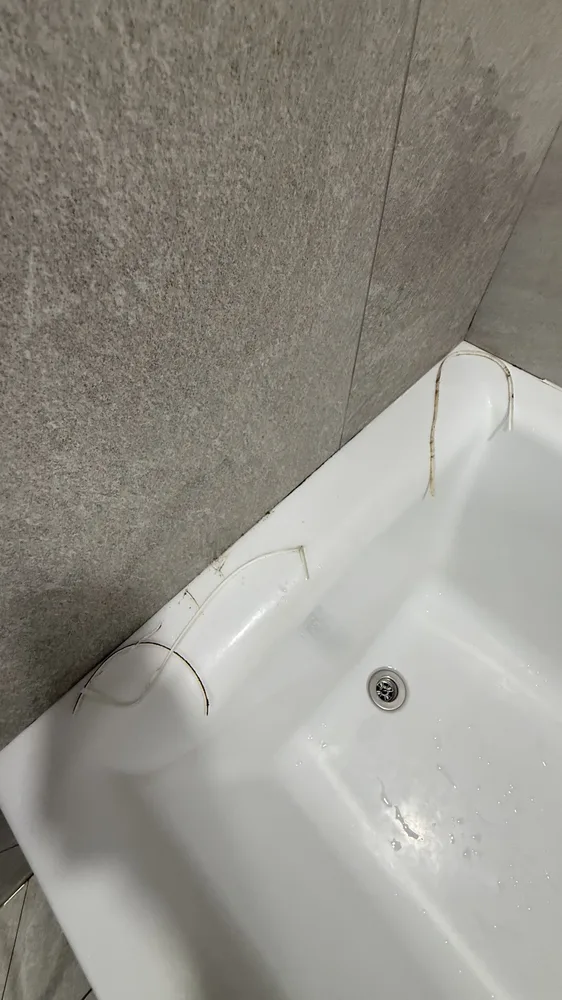 광진 욕실 샤워부스 파티션 하단 실리콘 시공 전 사진
