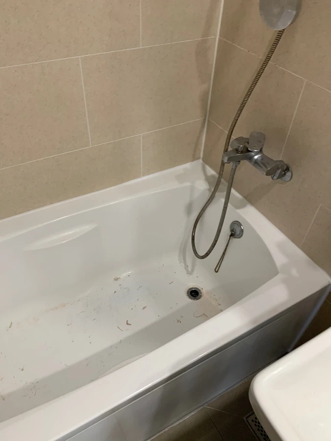 수전 벽면 접합부를 새로 시공한 욕조 실리콘 시공 후 사진